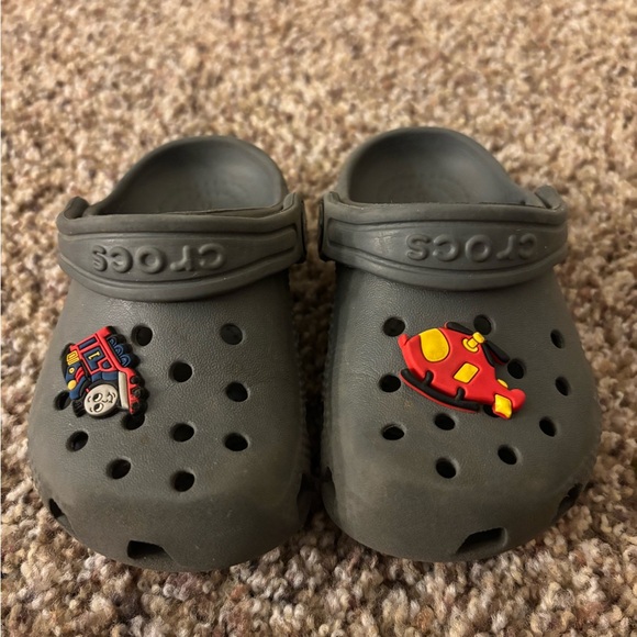 CROCS Kids' Gray with Fun Charms (toddler size 7) - Picture 1 of 6